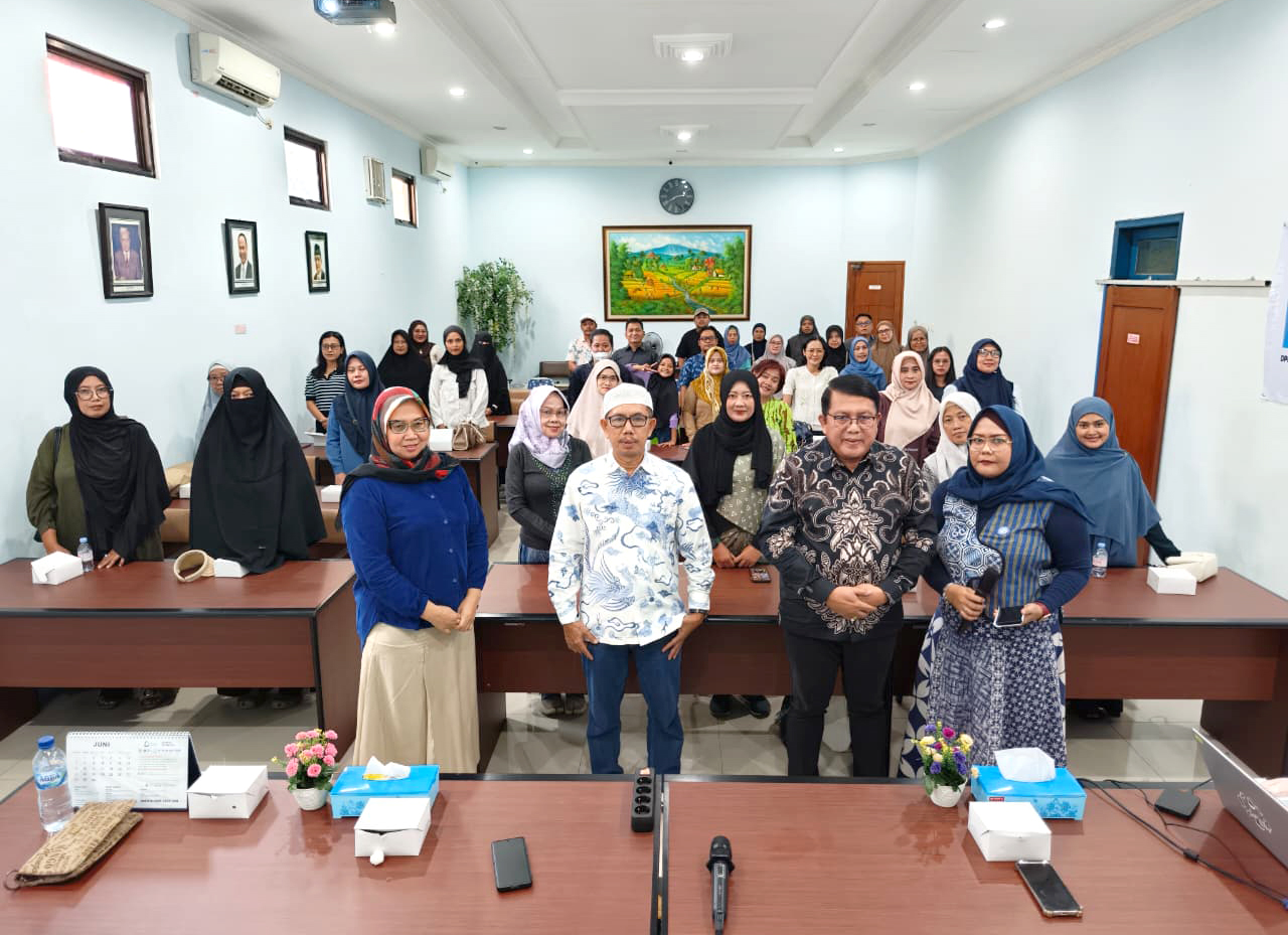 Workshop Peningkatan Daya Saing UMKM melalui Sertifikat Halal, Pengelolaan Keuangan dan Pemasaran Digital.